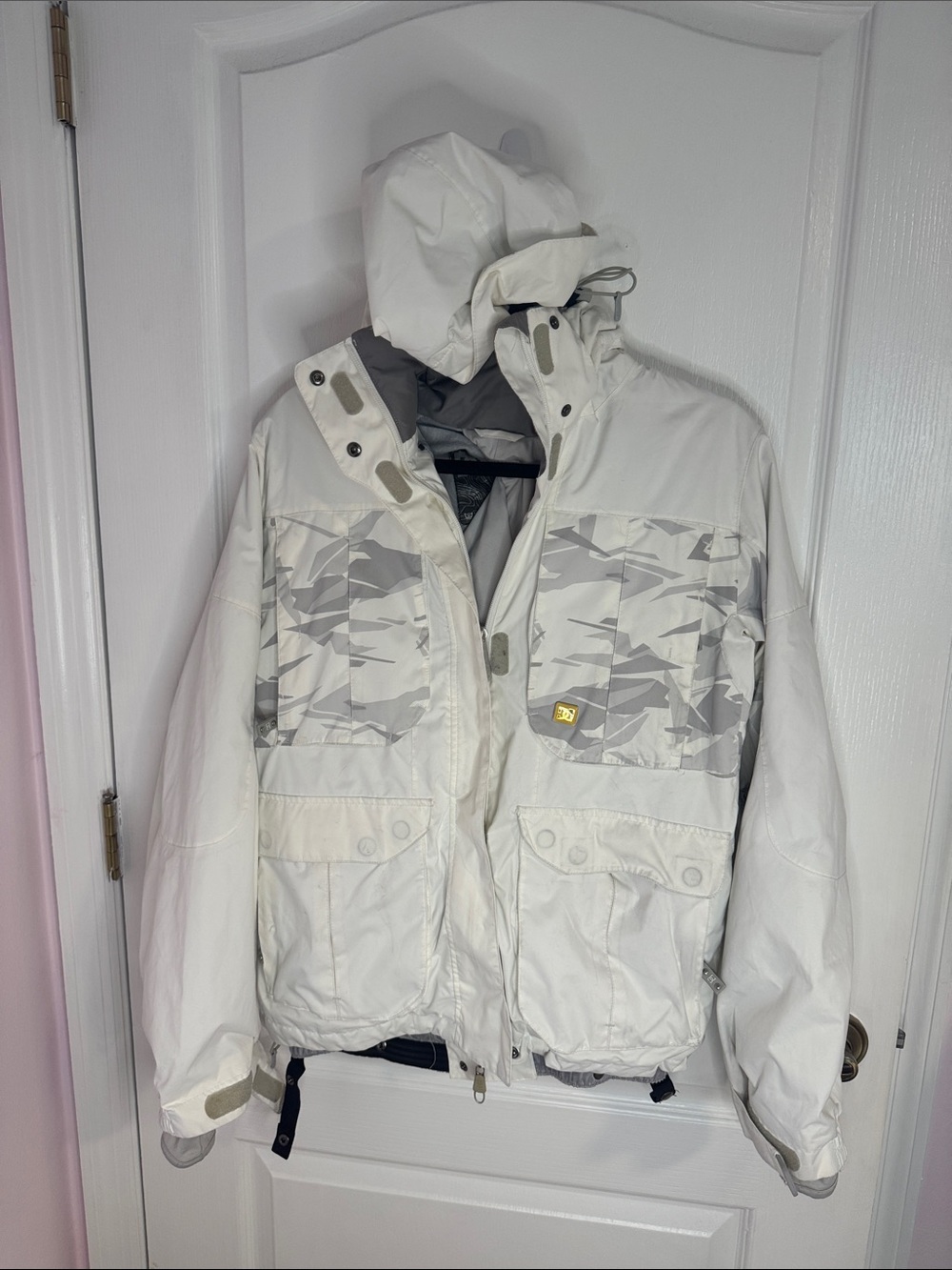 DC  Hooded snow /ski Jacket with Gray Camouflage Panels M